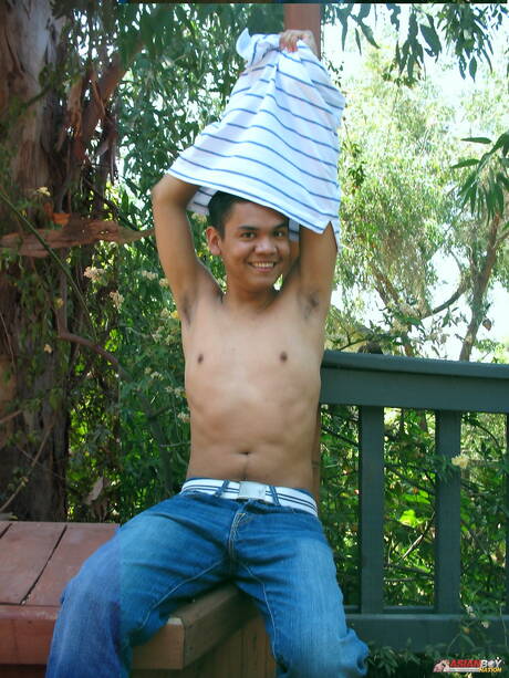 アジア人スタッドのギルバート・フローレスが屋外でチンポを弄ぶ