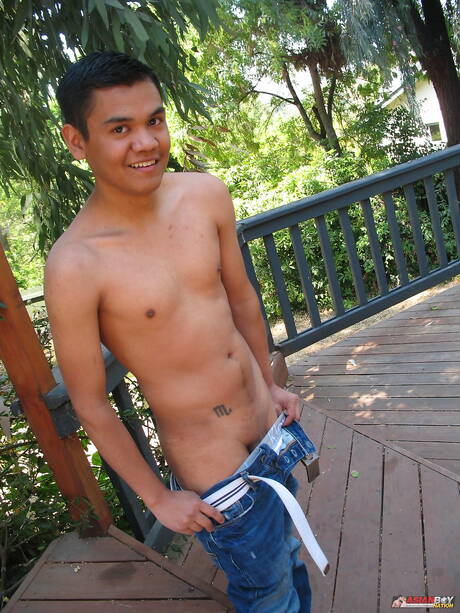 アジア人スタッドのギルバート・フローレスが屋外でチンポを弄ぶ