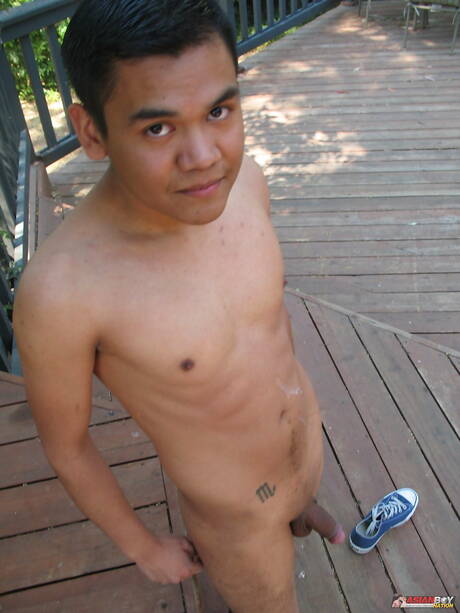 Asian stud Gilbert Flores playing with cock outside