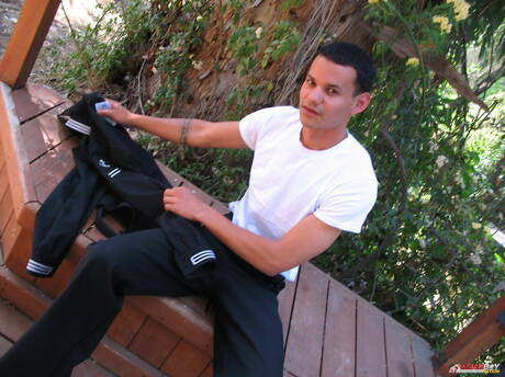 O homem forte Cesar Alvarado se masturbando ao ar livre