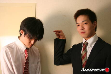 El jovencito asiático Hisoka Botan y el galán Atsushi Tanaka se follan el culo después de una mamada