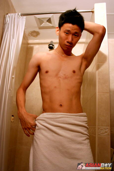 La sexy oriental Masumi Kato se masturba en la ducha