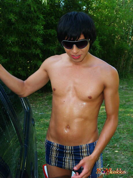 El cachas Ewin 2 y el musculoso Farid tienen un buen sexo oral al aire libre