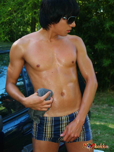 Hunky guy Ewin 2 and muscular Farid have a good oral sex outdoor