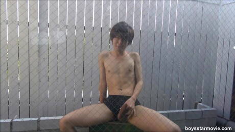 O oriental twink Fuji se masturbando ao ar livre
