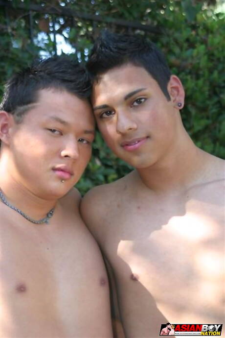 El cachas David Fargas y el galán Westin Thalia se follan el culo después de chuparlo al aire libre