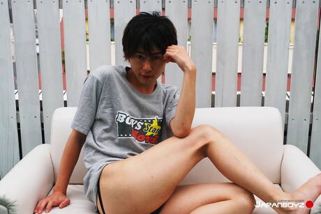 Il bel ragazzo orientale Fuji gioca con un giocattolo