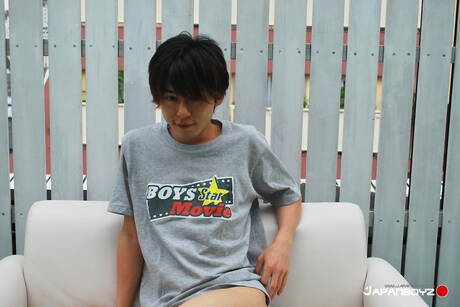 Il bel ragazzo orientale Fuji gioca con un giocattolo