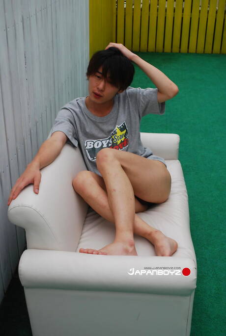 Il bel ragazzo orientale Fuji gioca con un giocattolo