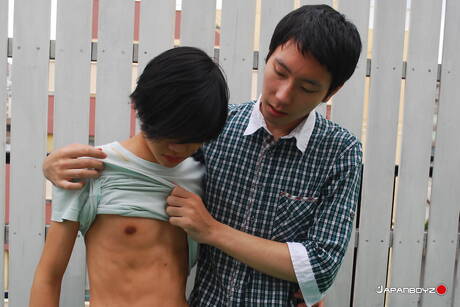 El joven oriental Jo en una escena porno bondage al aire libre