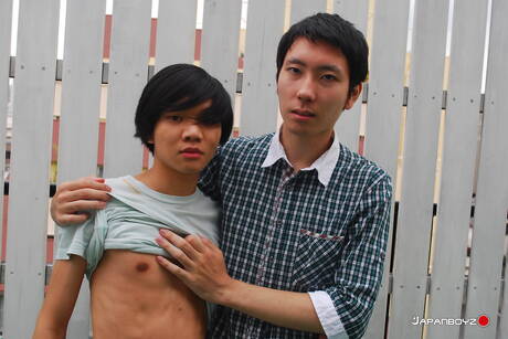 El joven oriental Jo en una escena porno bondage al aire libre