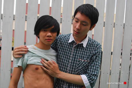 El joven oriental Jo en una escena porno bondage al aire libre