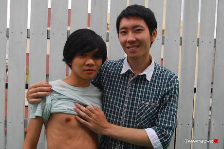 El joven oriental Jo en una escena porno bondage al aire libre