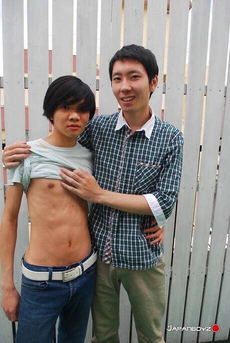 El joven oriental Jo en una escena porno bondage al aire libre