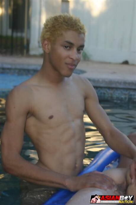 El semental Trent Tongo y el supersemental Rikki Davis en una escena de mamada en la piscina