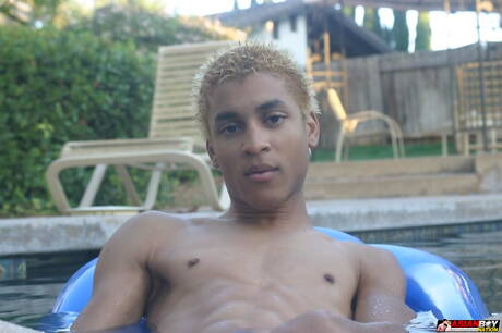 El galán asiático Rikki Davis se desnuda y muestra su trasero al aire libre