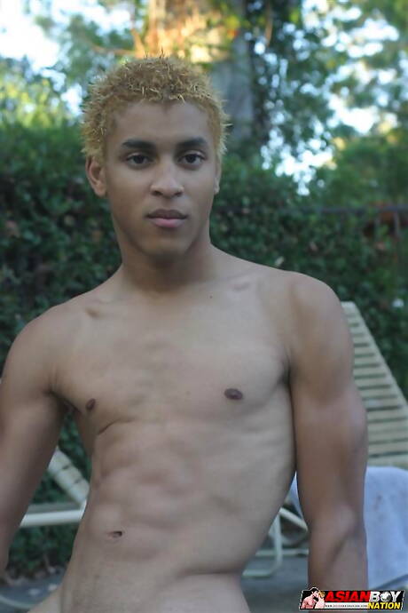 El galán asiático Rikki Davis se desnuda y muestra su trasero al aire libre