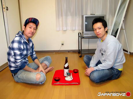 El jovencito caliente Koji y el guapo Tatsushi tienen sexo anal intenso