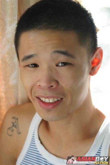 Oriental twink Takashi Kuno wanking in bath