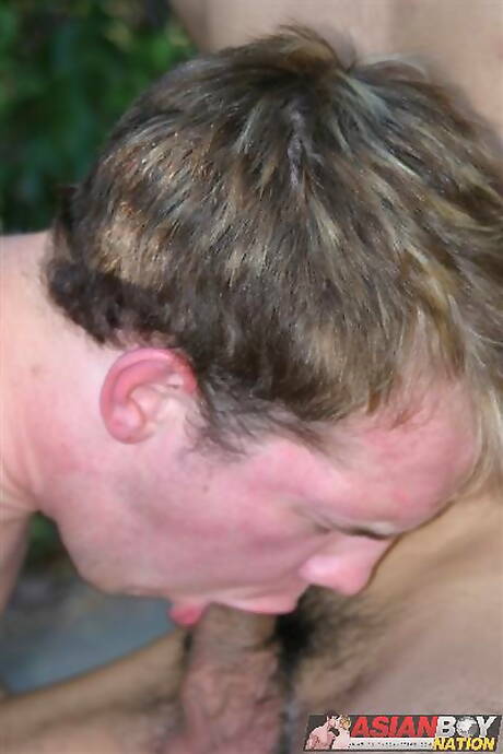 La joven asiática Sungha Pri chupa polla al aire libre