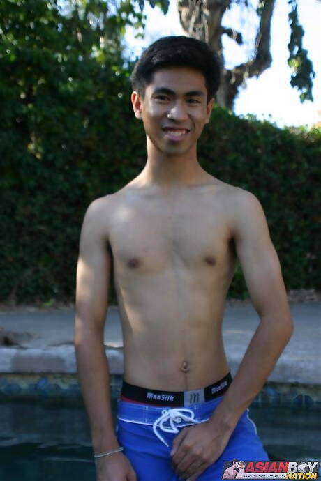 El guapo oriental Sungha Pri adora chupar pollas en la piscina