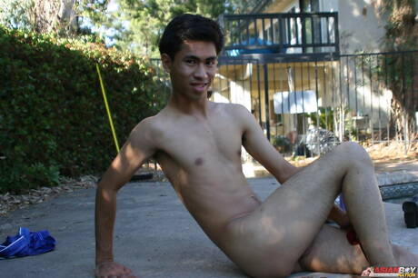 El guapo oriental Sungha Pri adora chupar pollas en la piscina