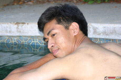 El guapo oriental Sungha Pri adora chupar pollas en la piscina