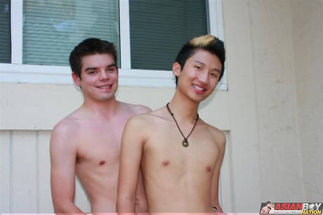 El joven Skyler Tan y el joven Cameron Drake se chupan y se follan mutuamente