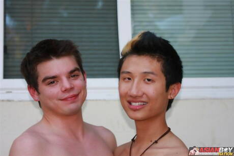 El joven Skyler Tan y el joven Cameron Drake se chupan y se follan mutuamente