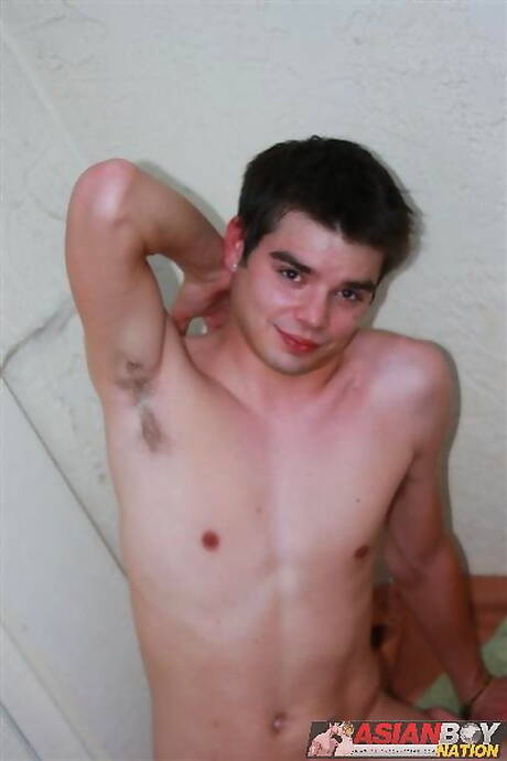 El joven Skyler Tan y el joven Cameron Drake se chupan y se follan mutuamente