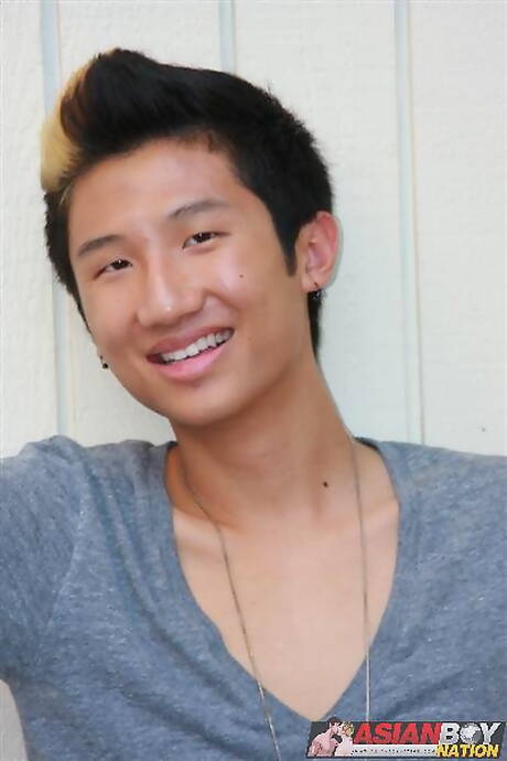 Le minet Skyler Tan et le jeune Cameron Drake jouent avec un gode