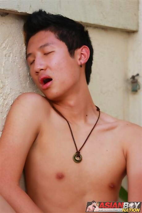 Twink Skyler Tan 和年輕的 Cameron Drake 玩假陽具
