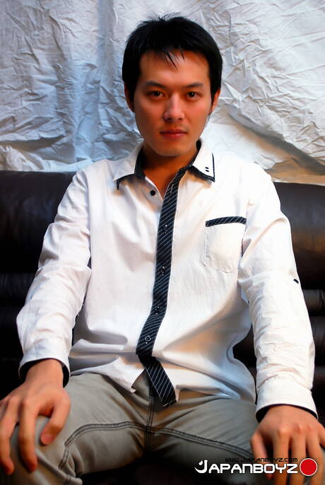 Asiatischer Schönling Usami wichst seinen Schwanz