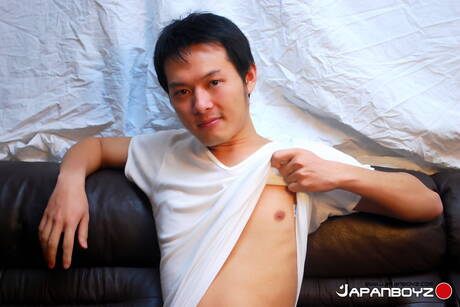 Asiatischer Schönling Usami wichst seinen Schwanz