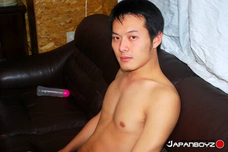 El chico guapo asiático Usami se masturba la polla