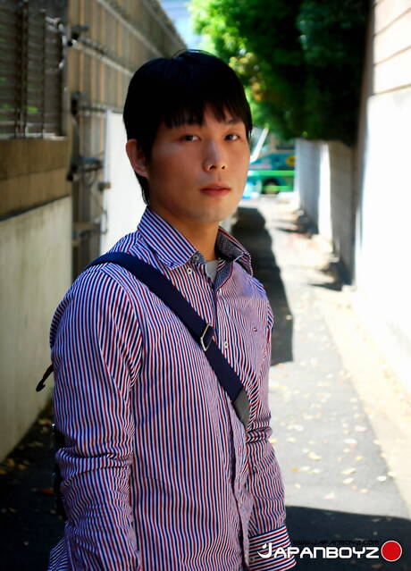 Asiatischer Twink Kouta neckt seinen Schwanz im Freien