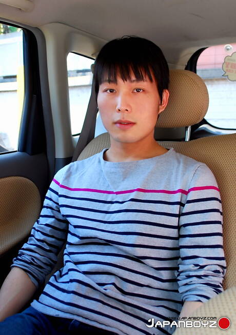 Asiatischer Twink Kouta neckt seinen Schwanz im Freien