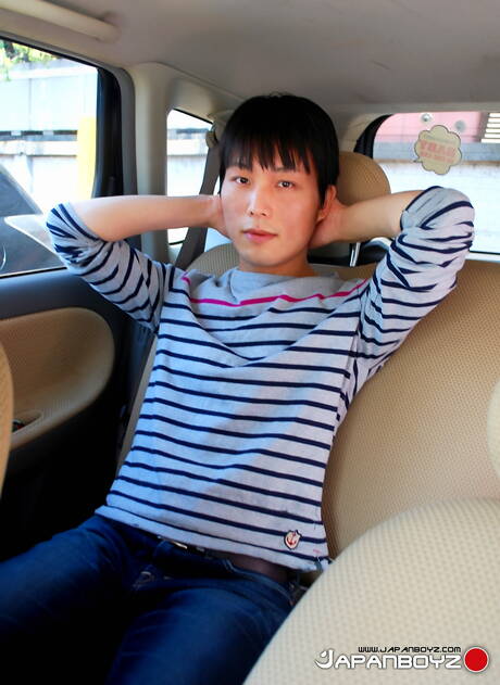 Asiatischer Twink Kouta neckt seinen Schwanz im Freien