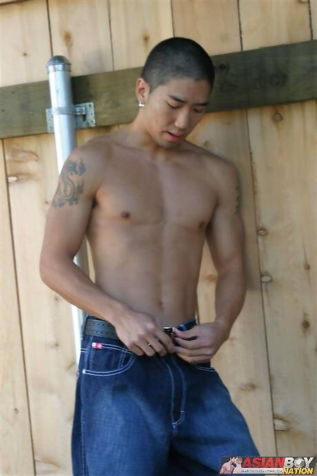 La musculosa Shisone Nagasaki y el corpulento Clinton James se burlan de la polla al aire libre