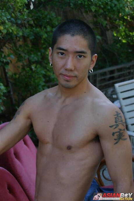 La musculosa Shisone Nagasaki y el corpulento Clinton James se burlan de la polla al aire libre