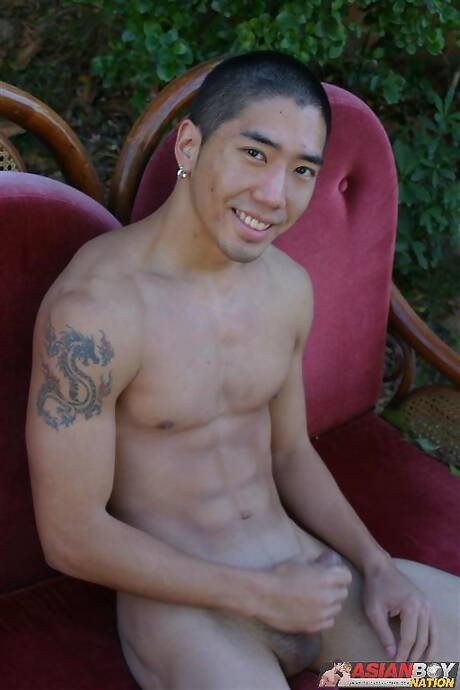 La musculosa Shisone Nagasaki y el corpulento Clinton James se burlan de la polla al aire libre