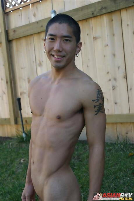 La musculosa Shisone Nagasaki y el corpulento Clinton James se burlan de la polla al aire libre