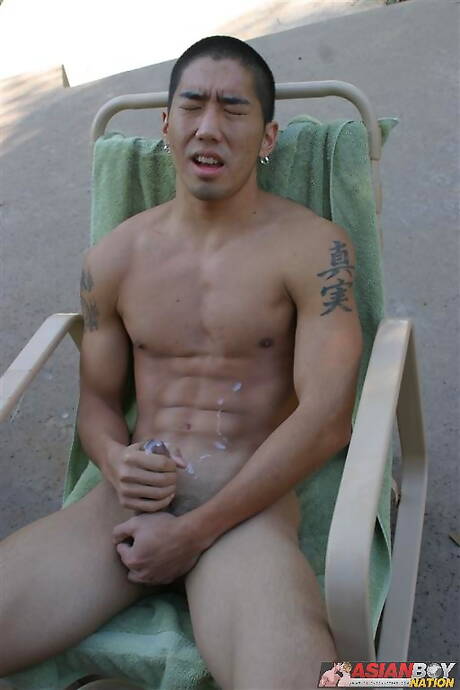 La musculosa Shisone Nagasaki y el corpulento Clinton James se burlan de la polla al aire libre