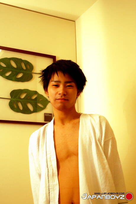 Orientalny młody chłopak Ayato bawi się penisem w gorącym prysznicu