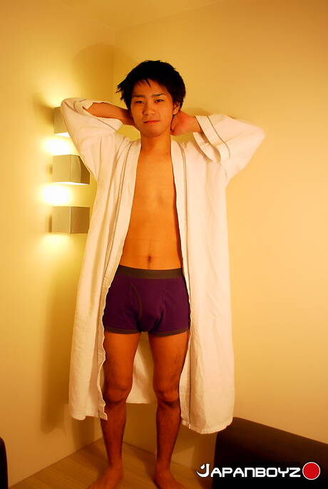 Orientalny młody chłopak Ayato bawi się penisem w gorącym prysznicu