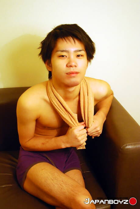 Orientalny młody chłopak Ayato bawi się penisem w gorącym prysznicu