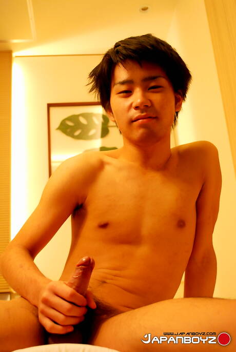 Orientalny młody chłopak Ayato bawi się penisem w gorącym prysznicu