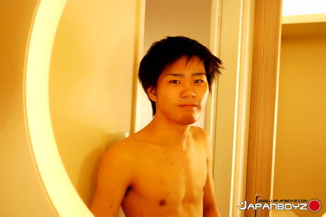 Orientalny młody chłopak Ayato bawi się penisem w gorącym prysznicu