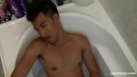 Der kräftige asiatische Ko Muscle Japan und der hübsche orientalische Junge Toraemon bei heißer Arschfick-Action im Bad