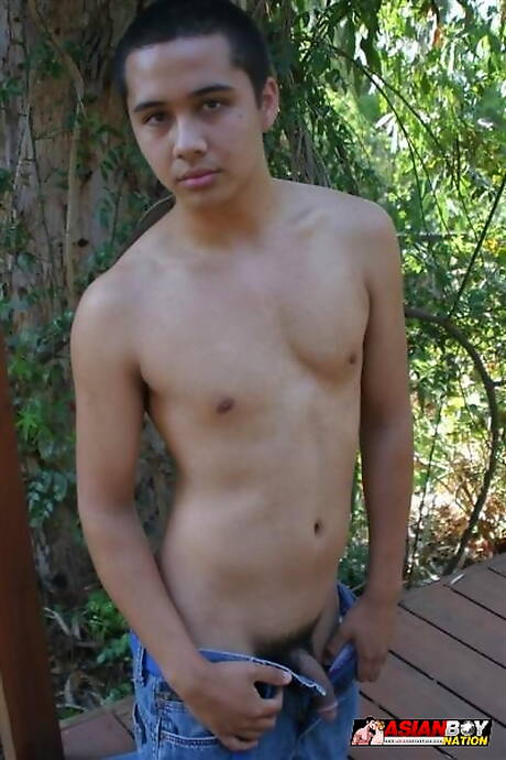 東洋の体格の良い早川雪絵が裸のポーズをとり、外で熱いお尻を見せる